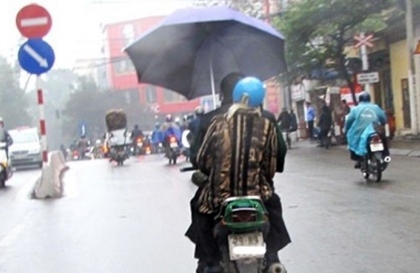 Nghị định 168 - Lỗi trừ 10 điểm GPLX: Điều khiển xe máy chở người ngồi sử dụng ô (dù) gây TNGT